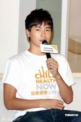 幻灯：郑元畅贺军翔关怀儿童 共献爱心帅气PK