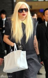 幻灯：Lady Gaga抵达日本 做经典“呲牙”怪相