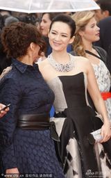 组图：章子怡灰墨裹胸裙走红毯妆容精致