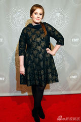 组图：阿黛尔冷艳登时尚杂志 经典黑色礼服盘点