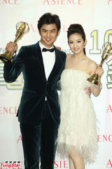 组图：金钟新科视帝后陈柏霖林依晨后台拥抱庆祝