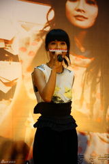 幻灯组图：阿SA签售新专辑 透露明年Twins再发片