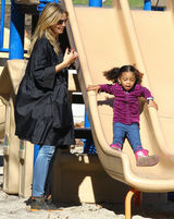 组图：海蒂-克鲁姆宽松外套陪女儿玩耍显母爱