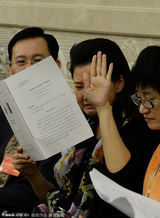 组图：宋祖英清丽素颜开两会 见拍照羞涩挡脸