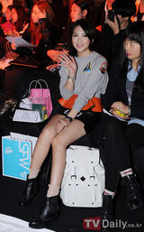 组图：李孝利朴诗妍等魅力亮相助阵时装展