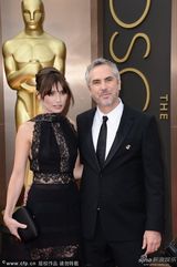 组图：《地心引力》阿方索-卡隆顽皮拍摄女伴