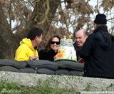 组图：导演朱莉教演员耍枪 买堡垒蛋糕为剧务庆生