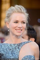 组图：娜奥米-沃茨银色战衣闪耀红毯