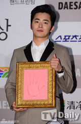 组图：林秀晶柳承龙等亮相青龙奖按手印活动