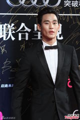 组图：金泰熙赴沪站台似公主 金秀贤正装笔挺