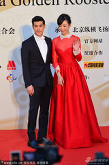 组图：张静初红裙甜美 挽李治廷现身红毯