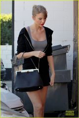 组图：斯威夫特热裤秀长腿 B奶硬挤沟