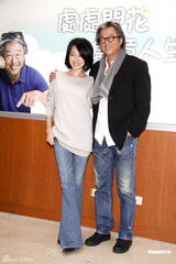 组图：小S经典挑逗男星POSE再现 不知大S已订婚