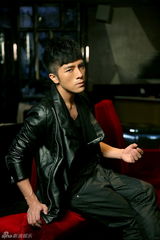 组图：黄智博推全新写真集《眼神的故事》