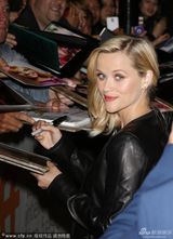 组图：《魔鬼绳结》首映 威瑟斯彭性感露乳沟