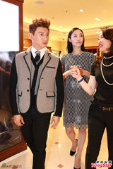 组图：吴奇隆白百何站台捞金 着装默契似情侣