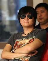 组图：董洁捞金玩快闪 王大治做评委手舞足蹈