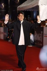 组图：成龙亮相金马红毯大秀经典剪刀手