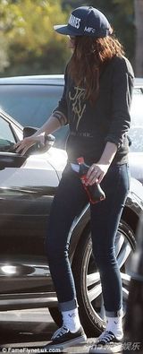 组图：暮光女素颜休闲装出街 拿可乐豪放对瓶吹