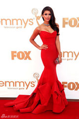 组图：艾美奖红毯 妮娜-杜波夫抹胸红裙秀美背