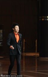 组图：撒贝宁携女伴现身酒店 禁记者偷拍显敏感