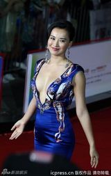 组图：莫小棋性感礼服亮相北京电影节开幕红毯