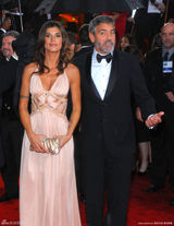 高清组图：乔治-克鲁尼携女友 深情款款甜蜜互望