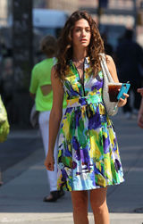 组图：艾米-罗森印花连衣裙展夏日风情