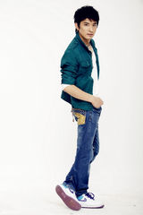 组图：宫正楠阳光写真曝光 迷人微笑帅气