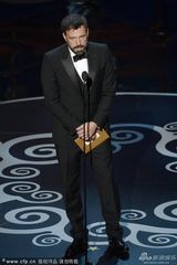 组图：《逃离德黑兰》获最佳影片 阿弗莱克吻妻