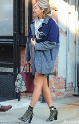 组图：碧昂斯一家白宫赴宴 JayZ吻女儿父爱满满