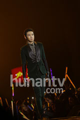 高清图：俞灏明湖南跨年夜复出献唱 表情坚毅