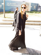 组图：安吉丽娜-朱莉一身黑返洛杉矶显疲态