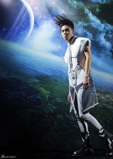 组图：孙子涵身穿白色战服 变身时空战士