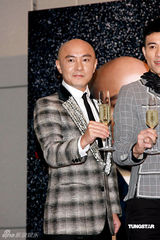 组图：Big4持枪宣传演唱会 张卫健牺牲夫妻生活