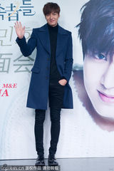 组图：李敏镐帅气风衣亮相 台上嘟嘴吐舌卖萌