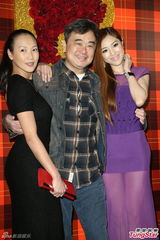 组图：黄小柔出嫁盼造人 穿低胸婚纱挽老公亮相