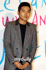 组图：宋承宪贺李辉才大婚 Tony安玄英祝福新人