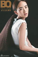 组图：童瑶治愈系封面写真 演绎低调的多样青春