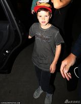 组图：贝嫂带三子女现身机场 小七仔裤皮靴抢眼