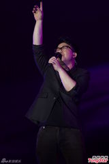 组图：萧敬腾上海开唱雨神未发威 被何韵诗调侃