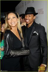 组图：玛丽亚吊绷带秀乳沟 与老公亲密走红毯