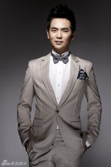 组图：张晓龙魅力大片演绎优雅绅士