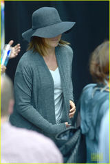 组图：安妮斯顿素颜赶拍新片 大妈身材秒变路人