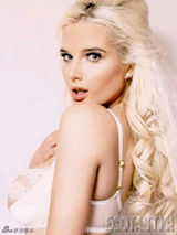 组图：英超悍将女友半裸写真 肌肤似雪回眸摄魂