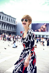 组图：张俪异国拍复古大片 金色短发显高贵冷艳