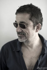 组图：导演锡兰拍写真 留灰白胡子展沧桑范儿