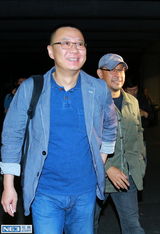 组图：姜文便装抵戛纳 将宣传《一步之遥》