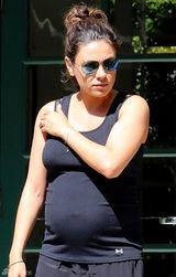 组图：米拉库尼斯挺圆滚孕肚似大妈 库彻紧随