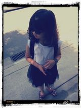 组图：孙莉晒闺女多多近照 多妹戴墨镜酷劲十足